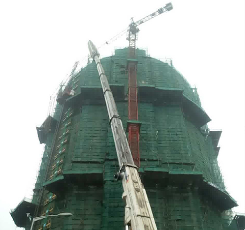 塔城地吊车在工地上作业